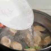 冻成坨的饺子怎么煮不破皮 冻成坨的饺子怎么煮
