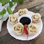 用饺子皮做玫瑰花的做法视频 用饺子皮做玫瑰花的做法