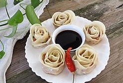 用饺子皮做玫瑰花的做法视频 用饺子皮做玫瑰花的做法
