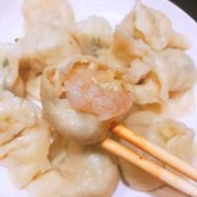 没煮熟的虾仁水饺
