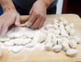 低筋面粉能做水饺皮吗 低筋面粉能包饺子皮