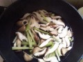 芹菜和平菇能放在一块儿吃吗-芹菜与平菇一起包饺子吗