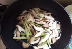 芹菜和平菇能放在一块儿吃吗-芹菜与平菇一起包饺子吗