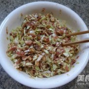 卷心菜包水饺怎么做好吃 卷心菜包饺子的做法要过水