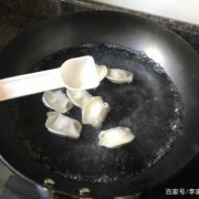 饺子在水中_饺子在水中煮,怎么煮也不会发黄变焦