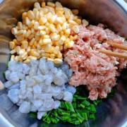 肉加玉米包饺子_肉玉米饺子的做法