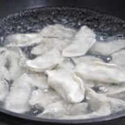 饺子煮熟后为什么会浮在水面上-水饺煮熟为何浮起