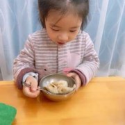 小娃吃饺子 四周孩子吃的饺子