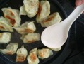  生煎饺子粘锅是怎么做「生煎饺子粘锅是怎么做出来的」