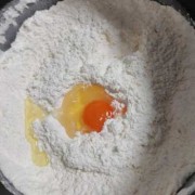 做饺子皮要放鸡蛋和盐吗