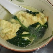 菠菜汤煮饺子