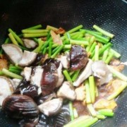 蘑菇蒜苔肉饺子做法_蘑菇蒜苔炒肉丝的做法