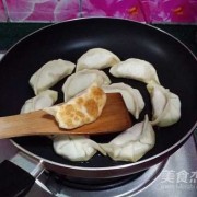 冰冻饺子如何做煎饺（冰冻饺子做煎饺需要煮熟吗）