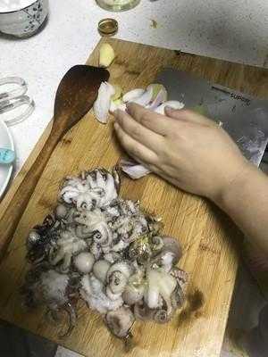 洋葱八爪鱼饺子的做法「八爪鱼拌葱」 第3张