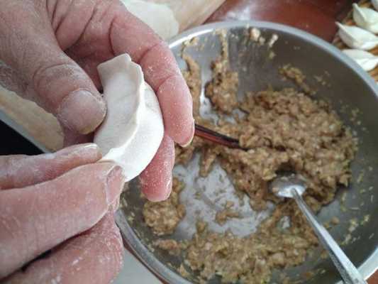 送饭时怎样拿水饺不粘,外送饺子怎么不坨  第3张