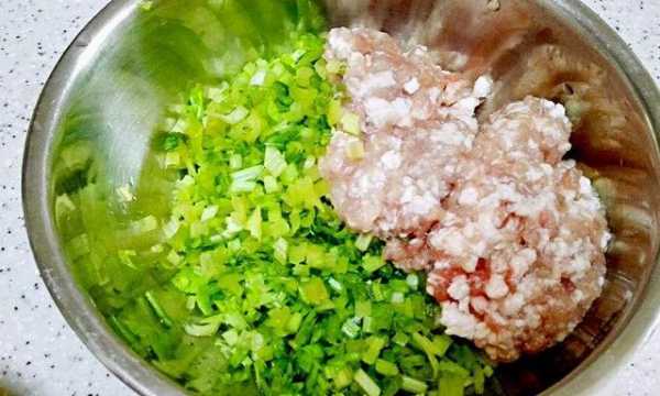 芹菜饺子馅怎样调-芹菜水饺馅怎样调  第3张