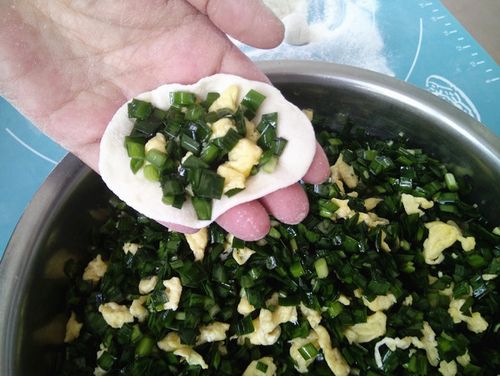  韭菜鸡蛋饺子馅的步骤「韭菜鸡蛋馅儿饺子的做法」 第3张
